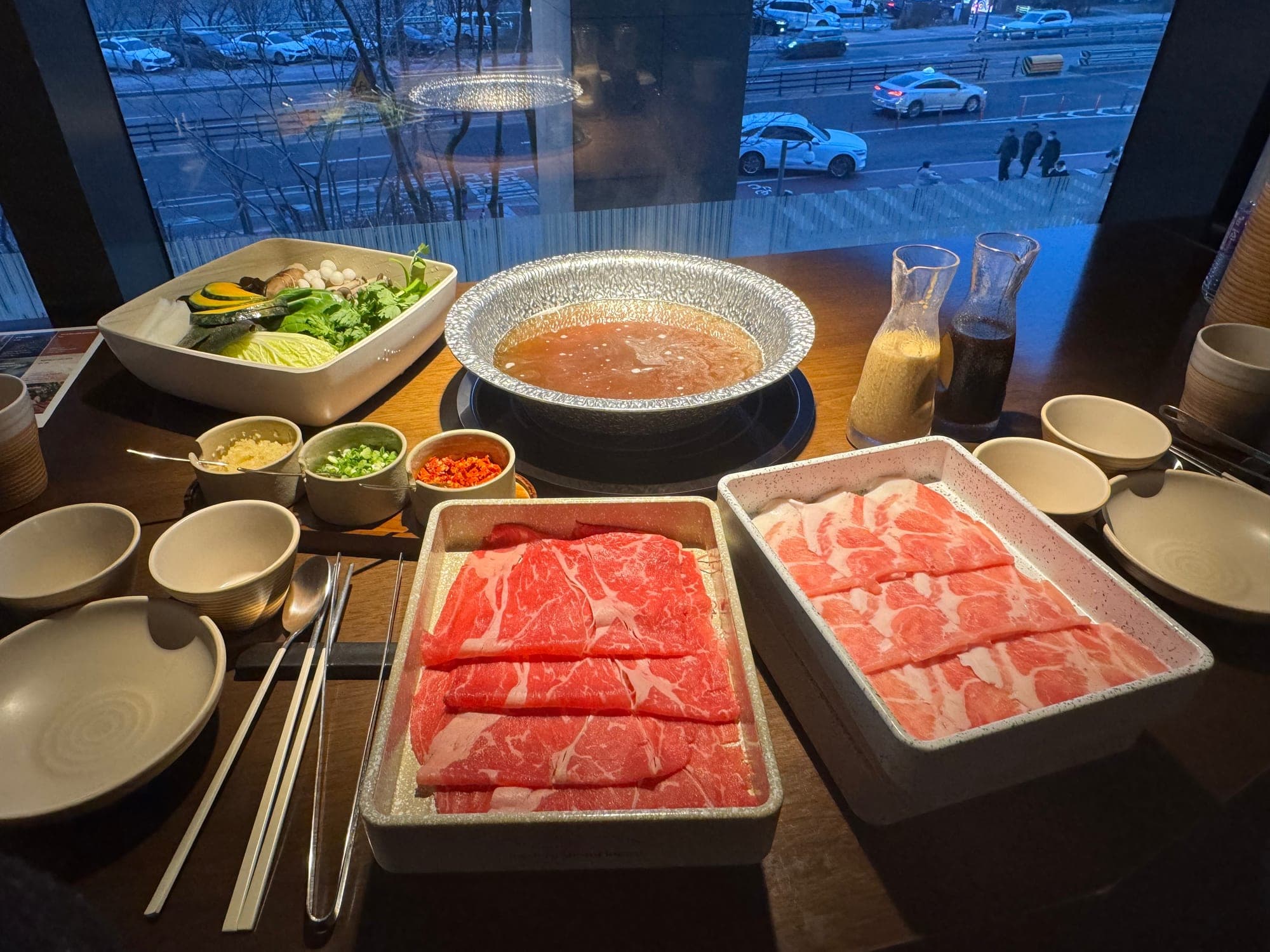 韩国餐厅桌上的牛肉火锅与蔬菜